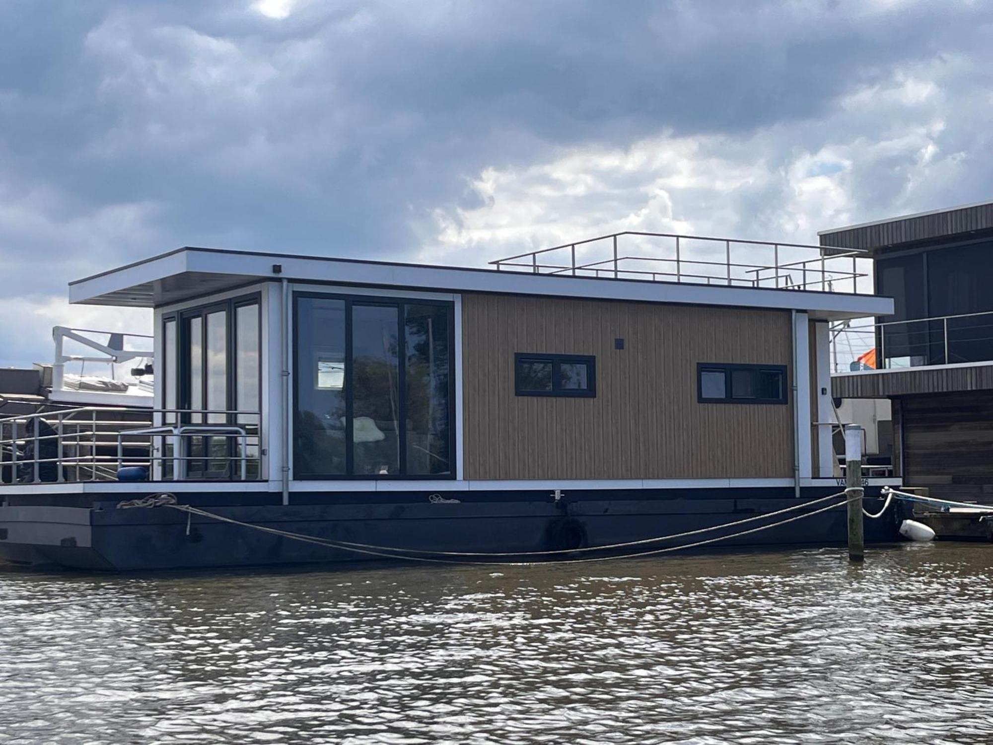 Botel Houseboat Tjonger Ns003 Monnickendam
